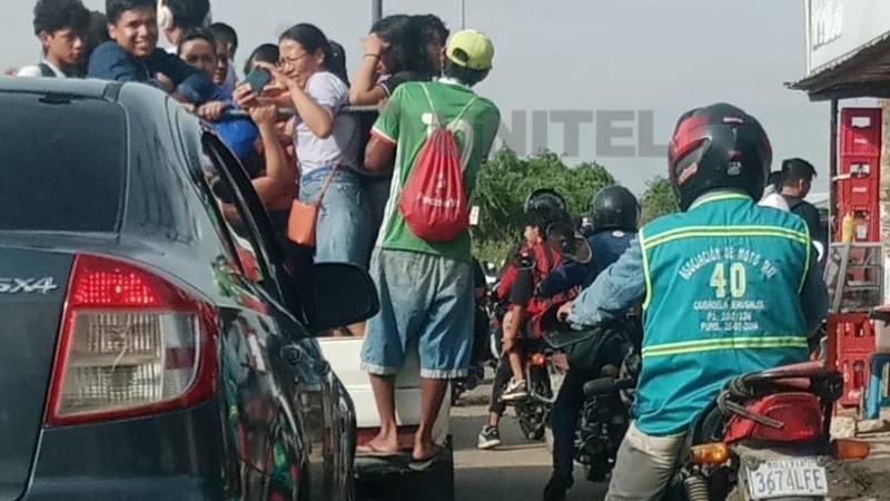 Las camionetas particulares en las que se traslada la población están llenas y hay personas que incluso van en el parachoques