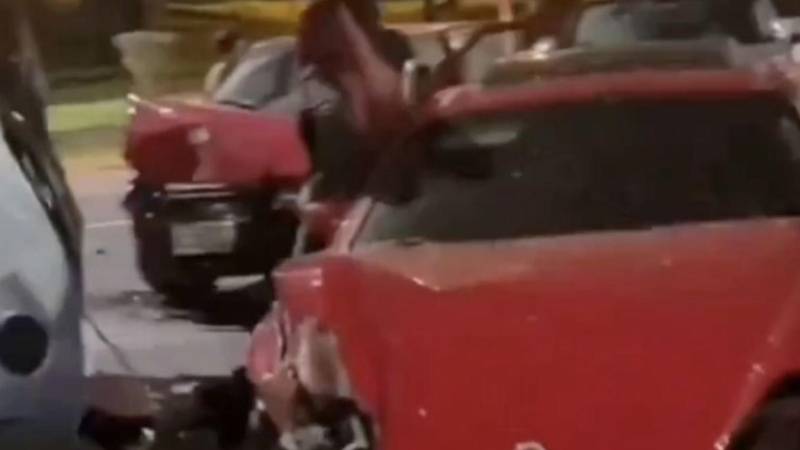 Testigos registraron un accidente de carreras ilegales de automóviles