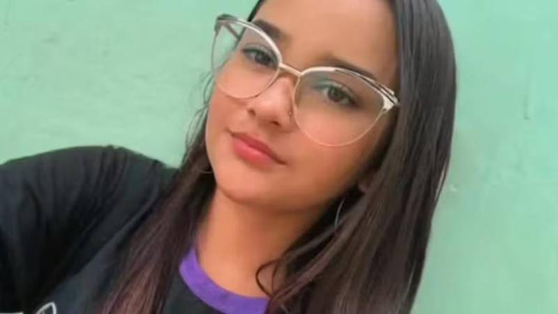 Adolescente muere electrocutada mientras se planchaba el cabello