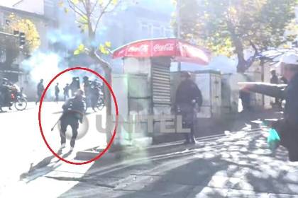 Video registra el momento cuando un hombre lanza presuntamente dinamita contra policías