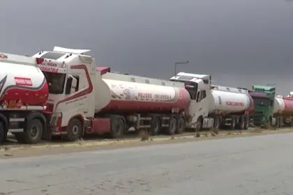 Transportistas dicen que más de 300 cisternas hacen fila por diésel desde hace varios días en la ruta La Paz - Oruro
