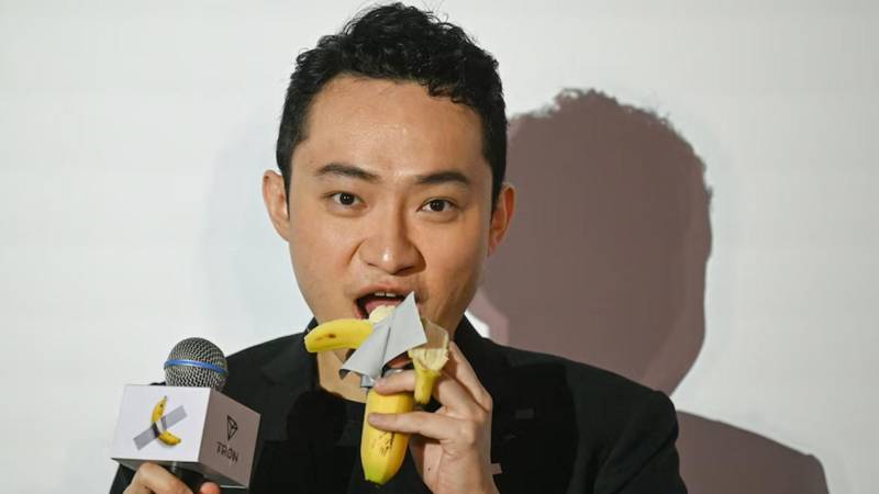 Justin Sun al momento de comerse su millonaria obra