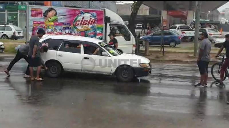 Jóvenes pinchan llantas en la Doble Vía La Guardia