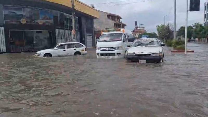 En algunas zonas el agua cubría gran parte de las llantas