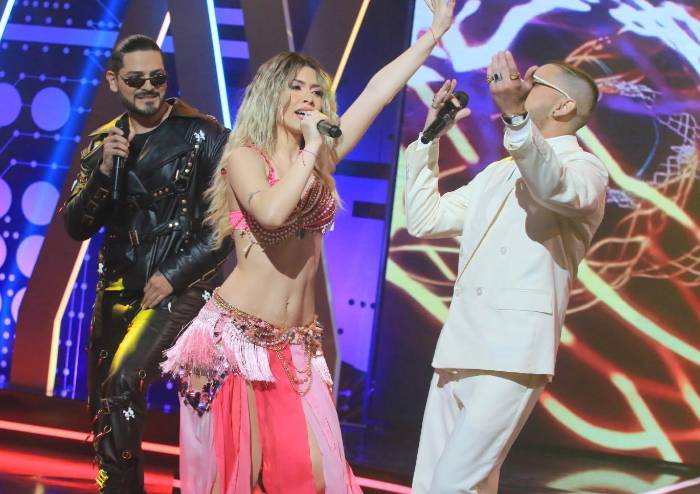 Probaron bailar como Shakira pero nadie pudo con el movimiento de las caderas 