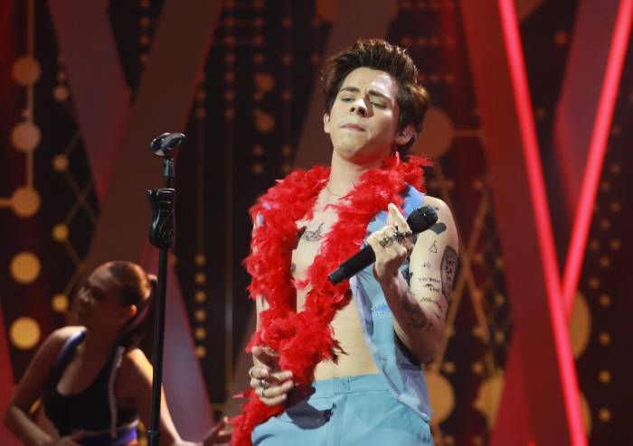 Harry Styles vuelve a brillar y recibe elogios del jurado
