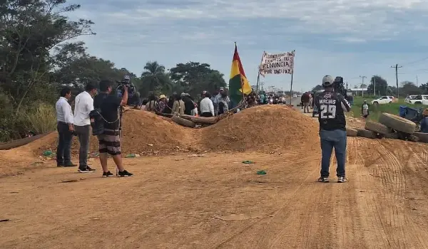 Avasallamientos en Santa Cruz son obra de “clanes organizados” vinculados a los bloqueos de San Julián, dice ministro Oviedo