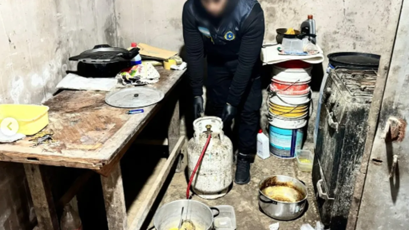 La Policía intervino la “cocina” de la mujer. 