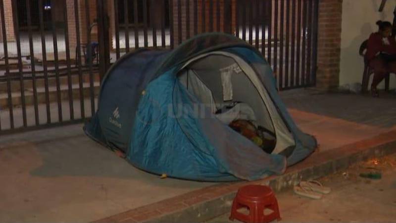 Alguno padres durmieron en carpas