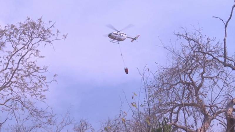 Helicóptero en los trabajos de mitigación de incendios. 