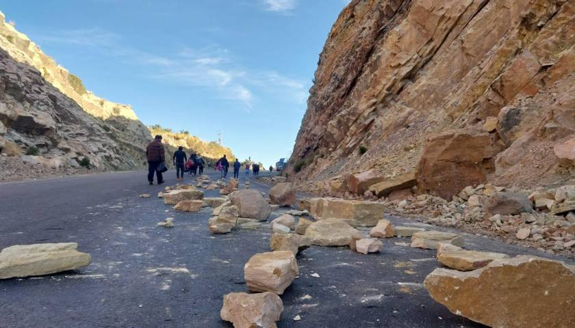 “Han hecho explotar dinamitas”, la Policía indica que mineros dejaron piedras sobre la carretera al occidente