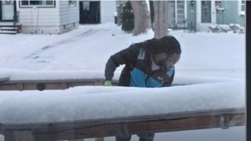 Un trabajador quitó la nieve de la casa de un hombre con discapacidad