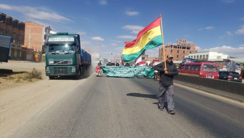 En su sexto día de movilización, la marcha de gremiales llega a El Alto y planifica su ingreso a la ciudad de La Paz este lunes