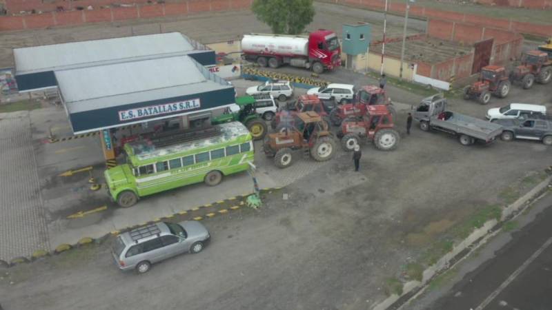 La fila de tractores en la carretera La Paz - Oruro 