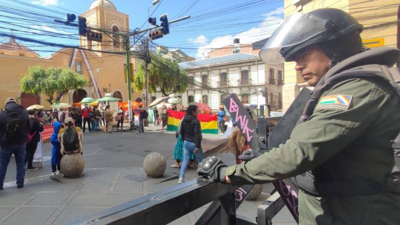 Un policía resguarda el ingreso a la plaza Murillo.