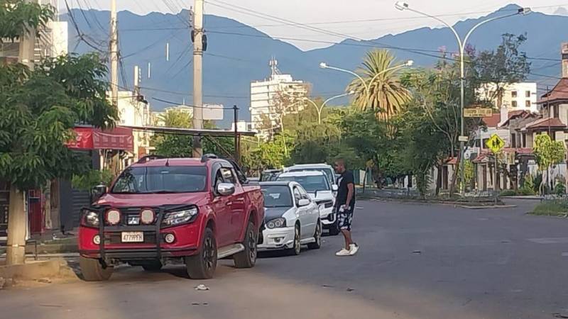 En una de las estaciones de la zona norte de Cochabamba se observan largas filas