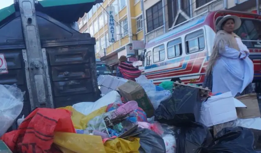 La Paz: Se registra acumulación de basura en las calles tras paralización del 30% del servicio de limpieza, dicen trabajadores 
