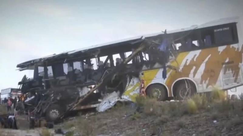 Este fue uno de los buses que se estrelló de frente con otro en Uyuni