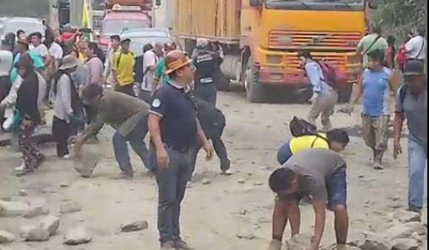 Mineros de Mapiri y autoridades del norte paceño desbloquean sin violencia camino a los Yungas