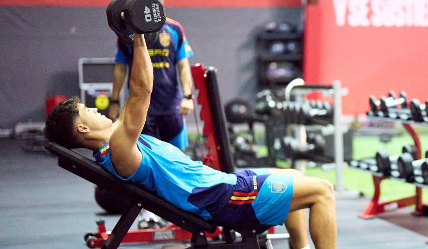 España se ejercita en gimnasio tras aplazarse entrenamiento sobre el césped por tormenta