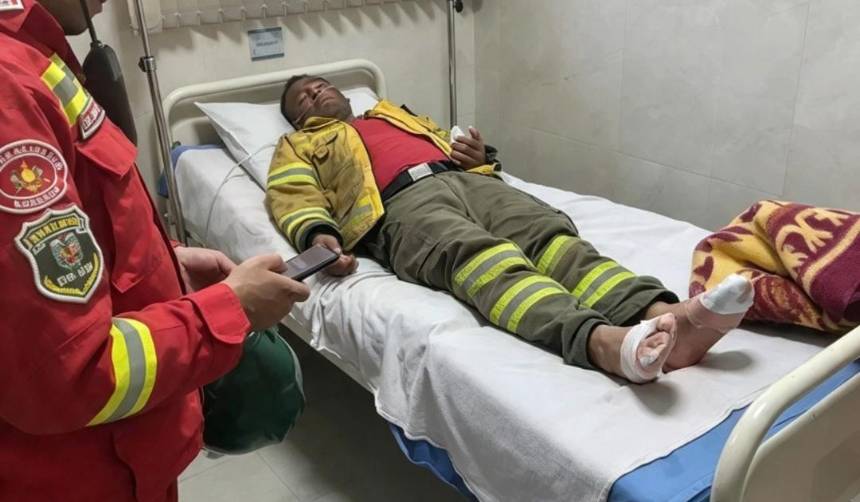 Tres bomberos resultan heridos tras quedar rodeados por un incendio