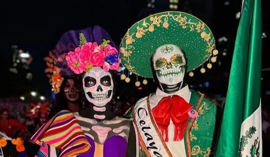 Albertina Sacaca deslumbra en la tradicional procesión de Catrinas en México