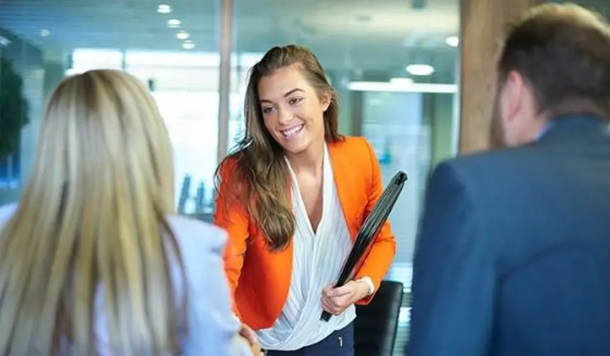 Pidió retrasar una hora la entrevista de trabajo que costó conseguir y recursos humanos le dio dos opciones 