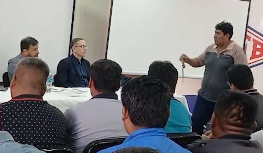 “Ustedes son responsables”: Transportista entrega a ministro Medinaceli las llaves de su vehículo para hacerlo reparar