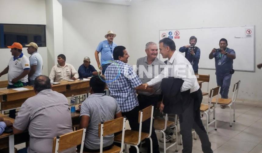 Ministro de Defensa llega a Cuatro Cañadas y se reúne con sectores movilizados por el diésel