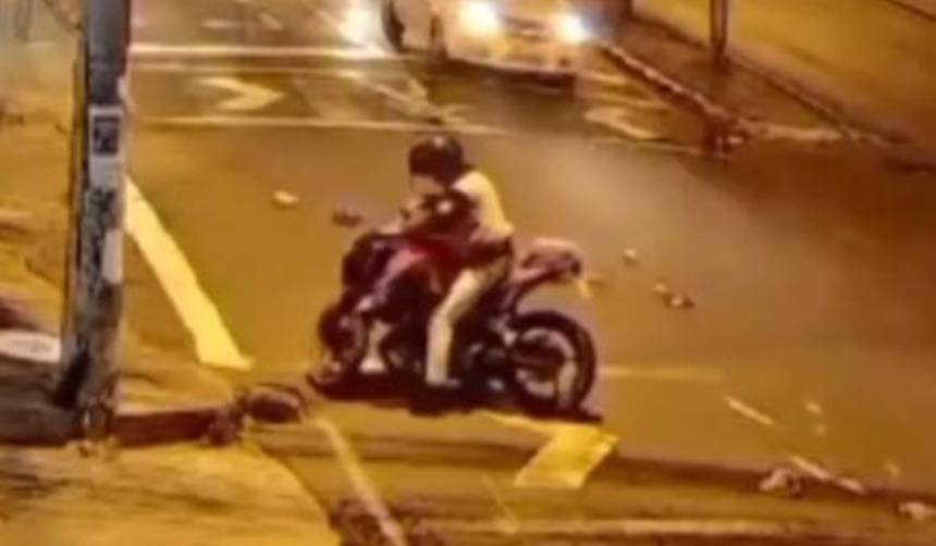 Video: Un hombre prioriza su moto antes que el dolor de su pareja tras accidente 