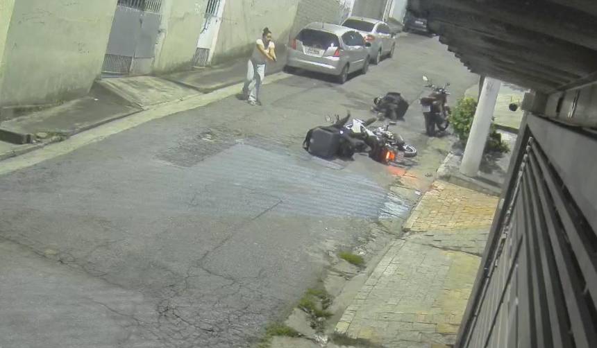 Imágenes fuertes: Una mujer militar mata a sangre fría a dos hombres que querían asaltarla