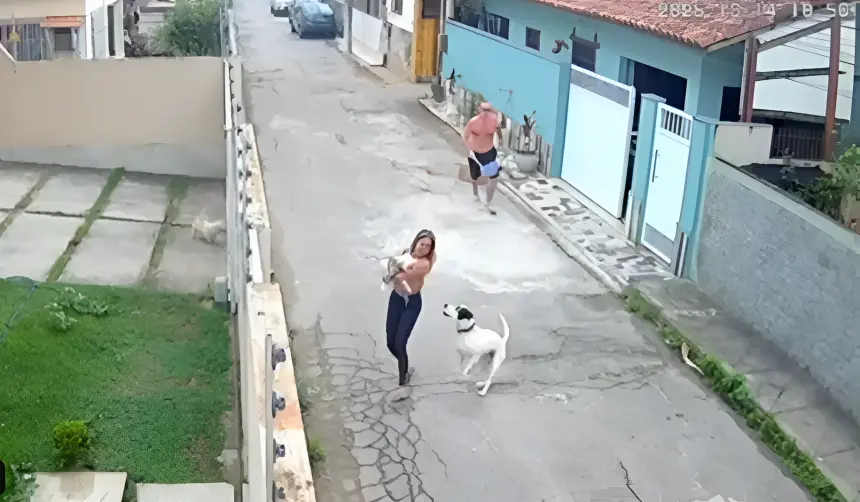 Imágenes fuertes: Perro ataca a una mujer, la tumba al piso y le muerde la cabeza 