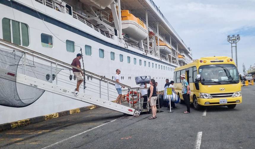 Viajeros de un crucero residencial son abandonados durante una escala 