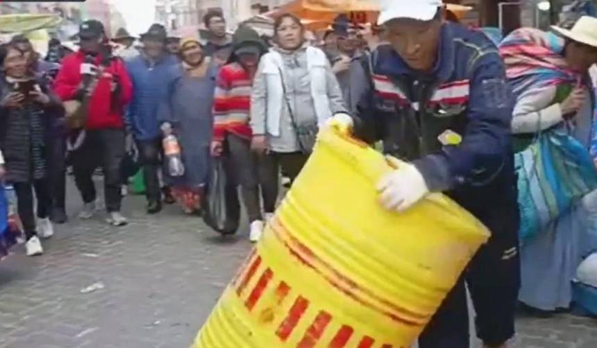Con botellas vacías, un grupo de vecinos persiguió un turril de aceite en El Alto 