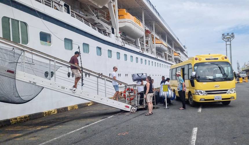 Viajeros de un crucero residencial son abandonados durante una escala 