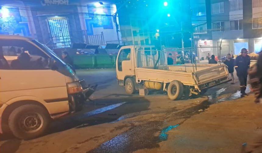 La Paz: Una joven fallece tras el choque de un minibús “sin frenos” con otro vehículo; dos comerciantes quedaron heridas