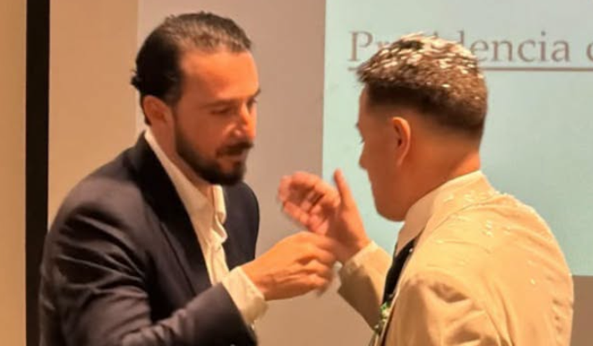 Edmand Lara entrega reconocimiento a Juan Pablo Velasco: “Valoro su valentía”