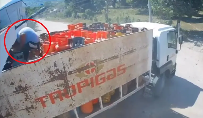 Imágenes sensibles: Trabajador sufre grave lesión tras impactar con una viga cuando iba arriba de un camión de gas