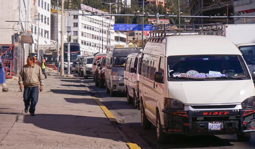 Escasez de combustible: “Vamos a presentar un proceso penal contra las autoridades”, señala dirigente del transporte