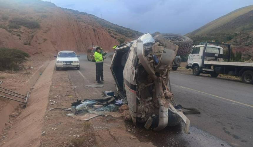 Seis personas resultan heridas tras vuelco de un vehículo en una carretera de Potosí