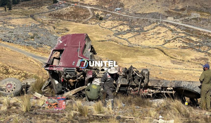 Cisterna con diésel se embarranca en la carretera a los Yungas y deja un fallecido