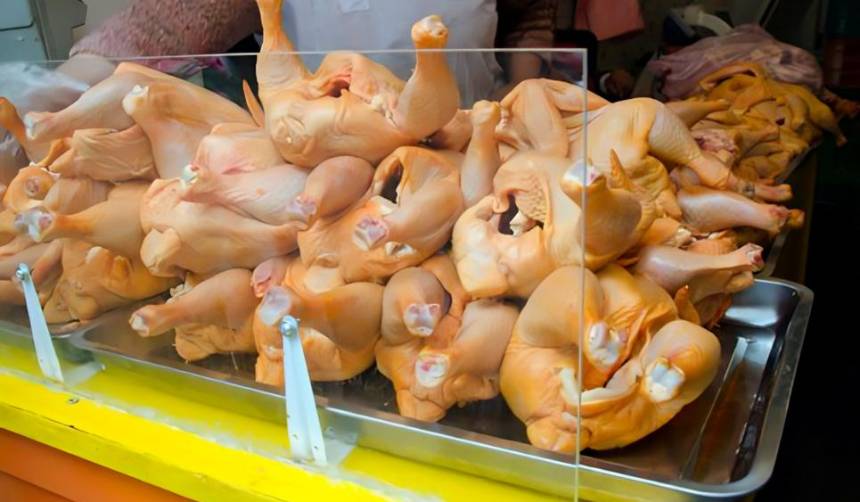 La Paz: Comerciantes señalan que el pollo subió de precio porque llega por rutas alternas debido a bloqueos