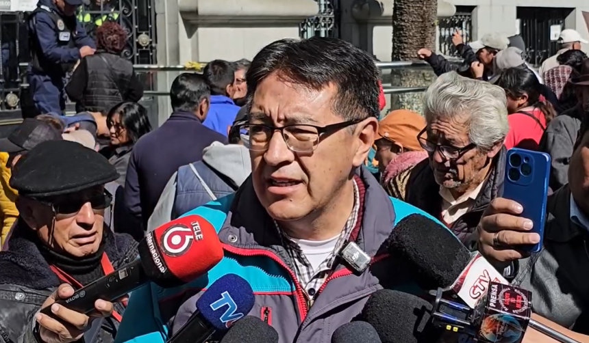 Pasaje de Bs 2,40 está vigente y promulgación de la ley en el Concejo es un hecho delictivo, señala alcaldía paceña