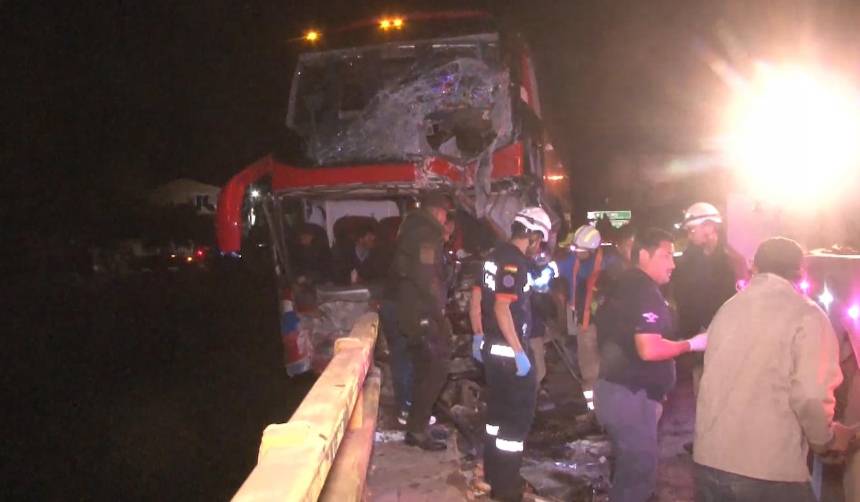 Al menos dos muertos y más de cinco heridos tras el choque de un camión con un bus