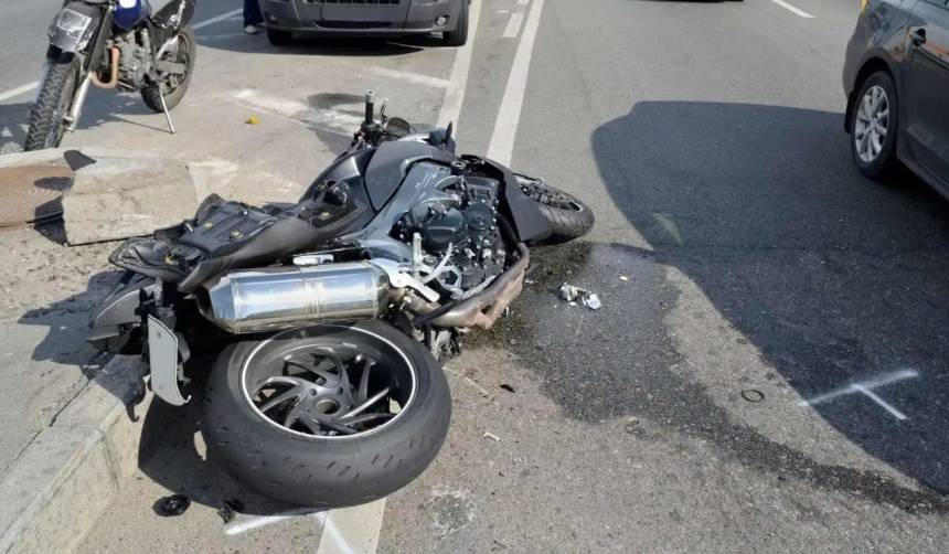 Video: Dos motos chocan de frente provocando que tres personas caigan al piso 