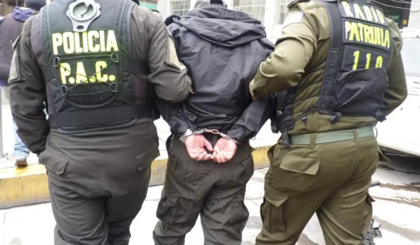 Dos falsos policías con 25 antecedentes penales reciben detención domiciliaria en El Alto