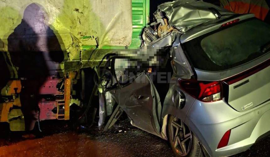 Tres miembros de una familia fallecen tras chocar su vehículo con un camión estacionado