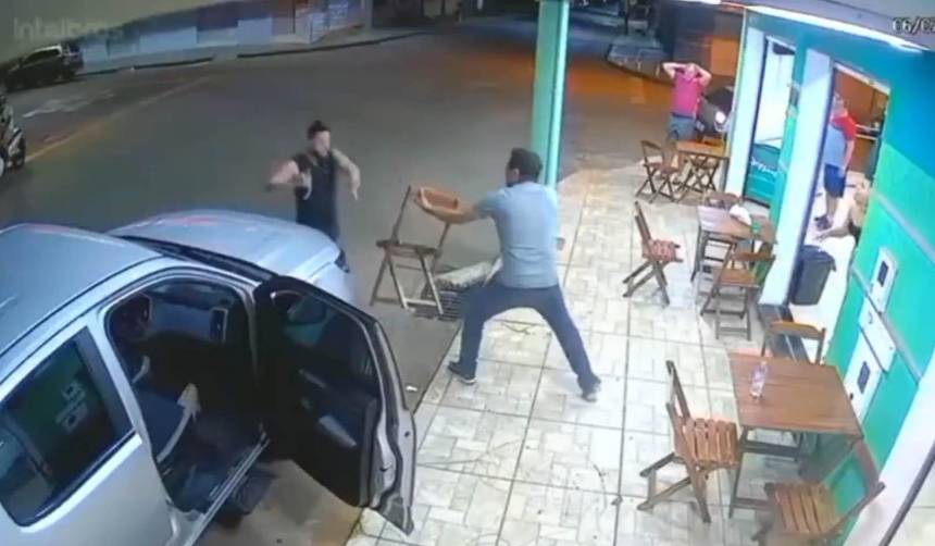 Imágenes sensibles: Hombre muere tras ser acuchillado en el cuello en una pelea callejera