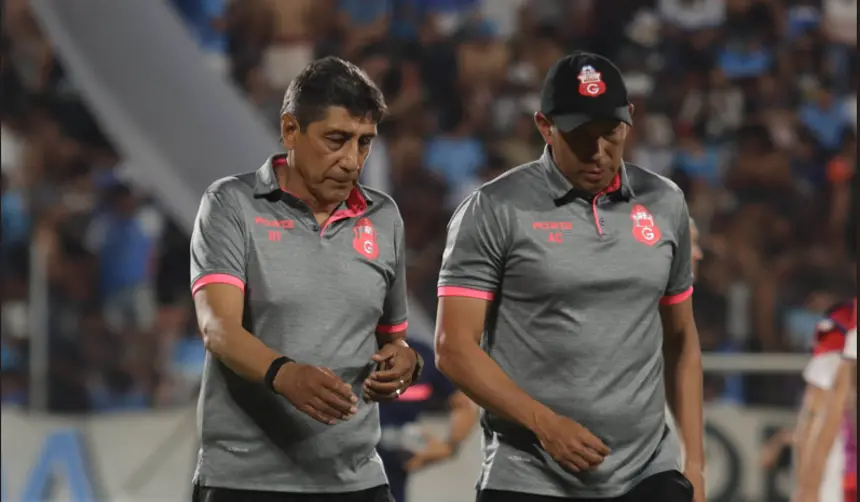 Alberto Illanes, técnico de Guabirá, sufre un infarto en la previa a un partido de fútbol