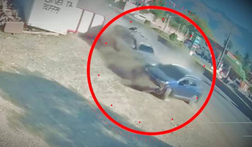 Video: Vehículos chocan y salen de la vía arrollando a un adolescente que iba a su colegio